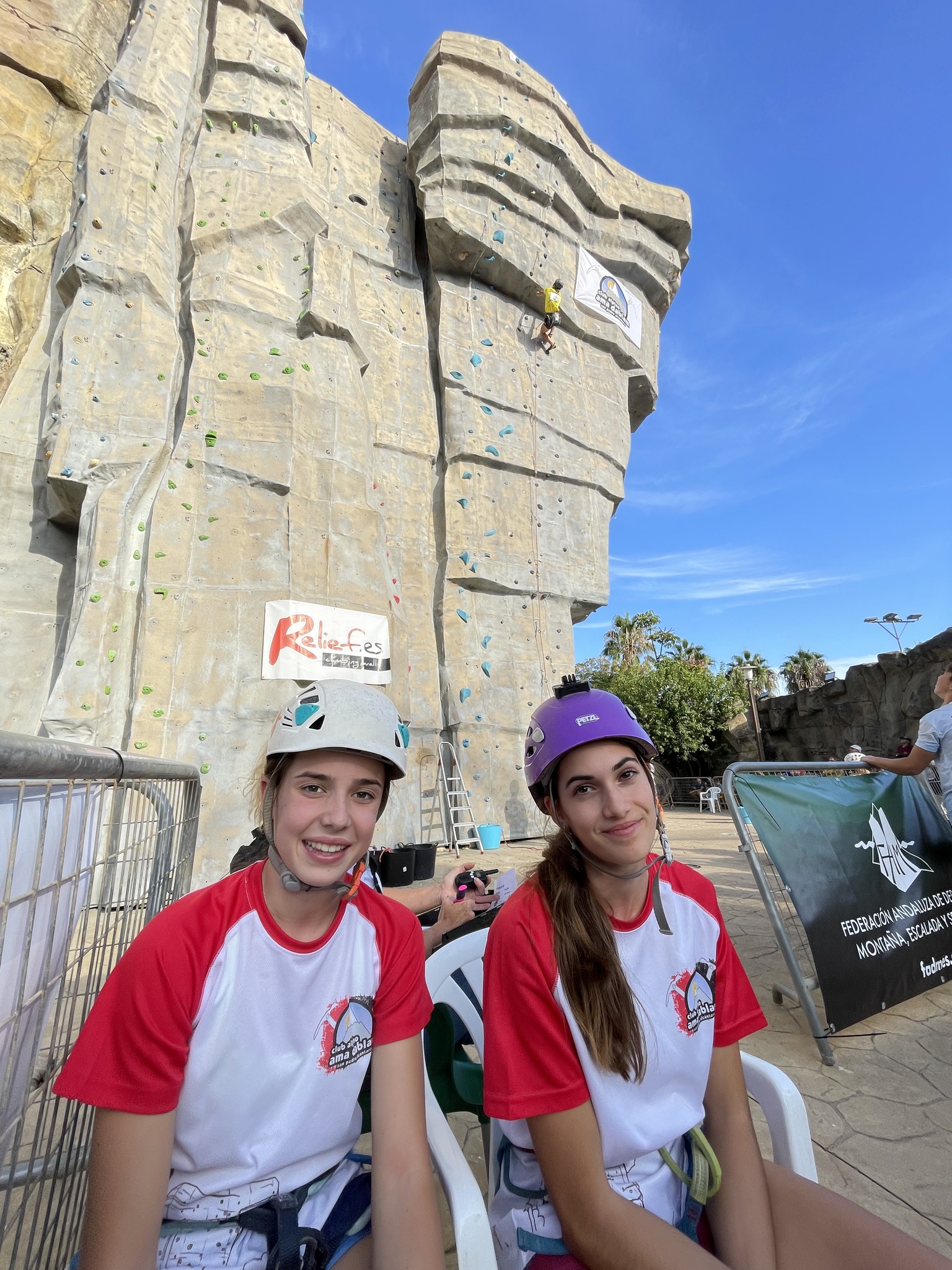 Jóvenes escaladoras compitiendo en el rocódromo El Tornillo