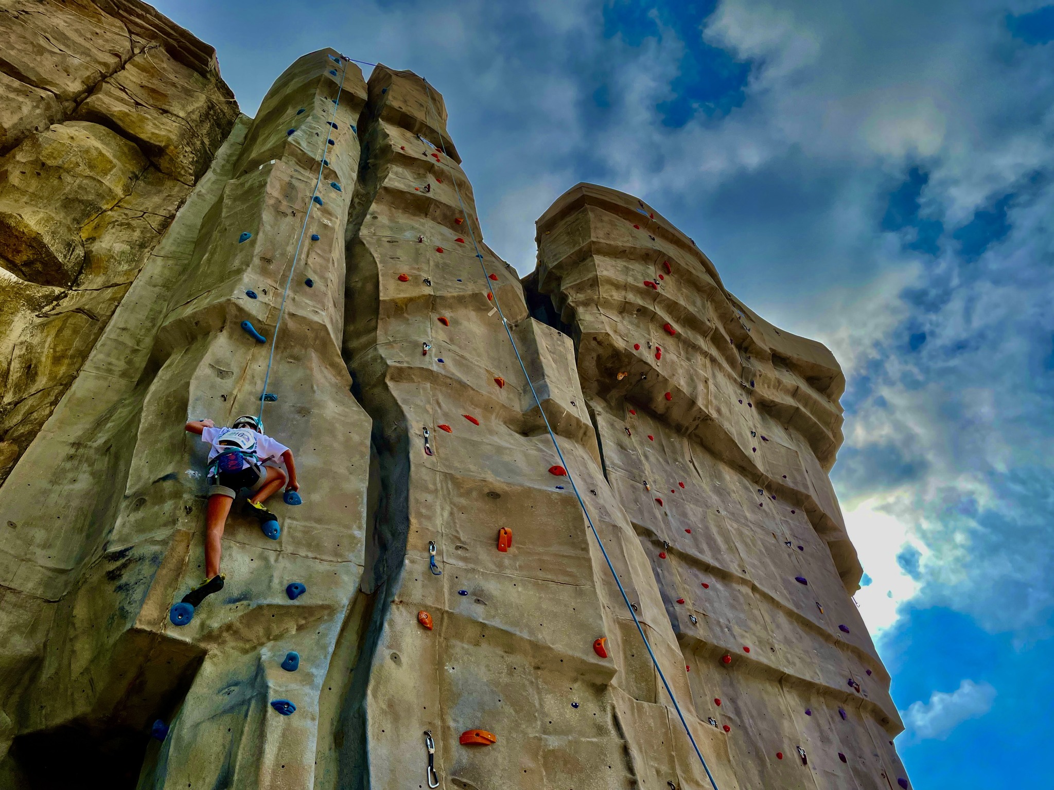 Escaladora en las vías del Tornillo con nubes dramáticas al fondo