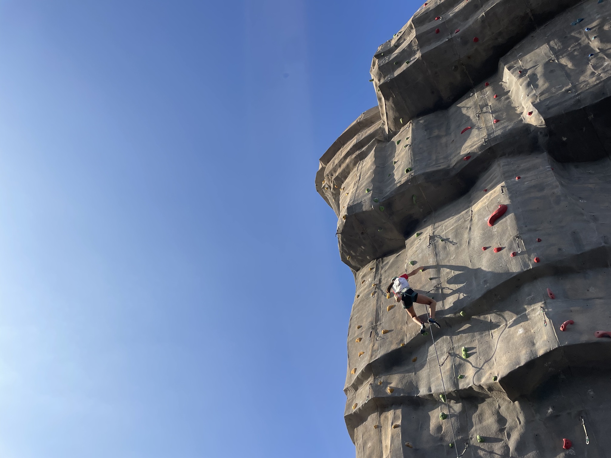 Escalador en lo alto del Tornillo bajo un cielo azul despejado