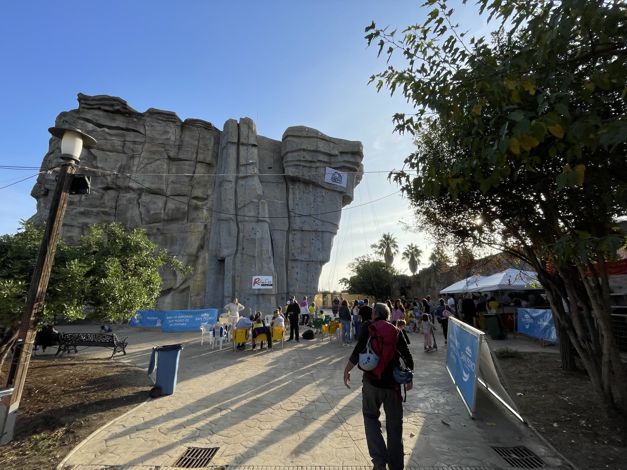 Vista exterior del Tornillo durante un evento de escalada en San Pedro Alcántara